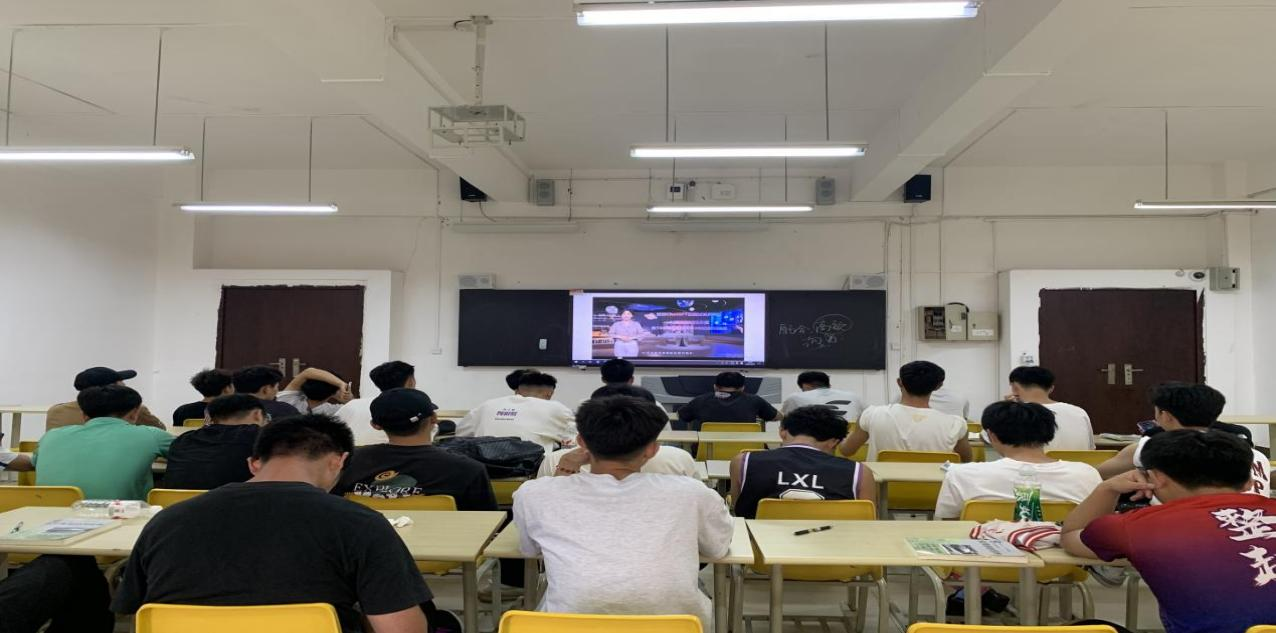 体育系全体学生观看2025“阳光青春”心理健康讲座